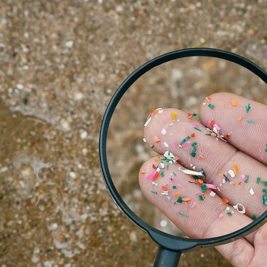 Mikroplastika v gospodinjstvu: Tiha sovražnica, o kateri se premalo govori