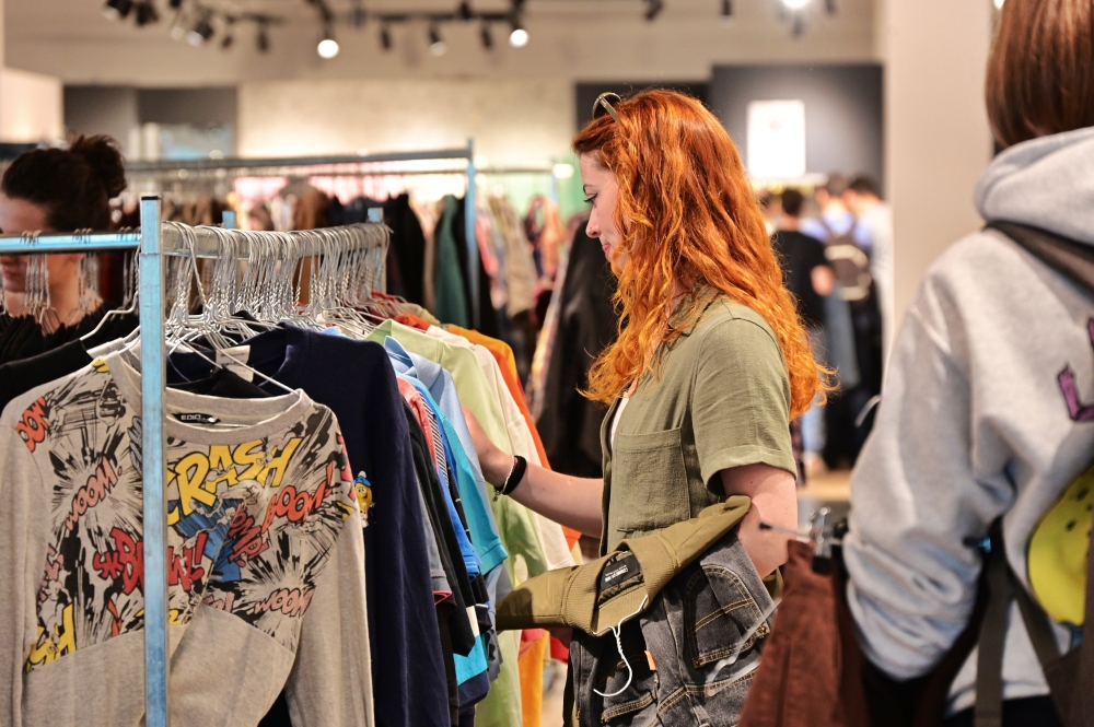 ♻️ Second-hand moda: Kako skrbeti za oblačila iz druge roke, da bodo trajala in lepo dišala